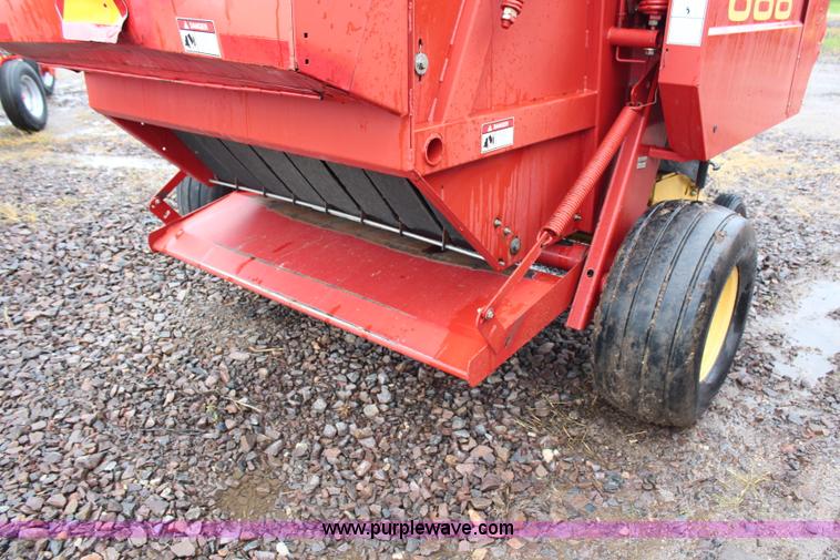 image for item G5184 2000 New Holland 688 round baler