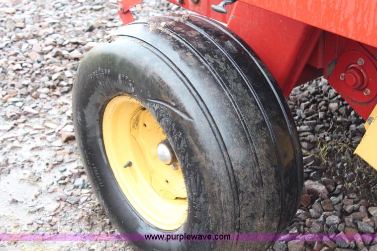 image for item G5184 2000 New Holland 688 round baler