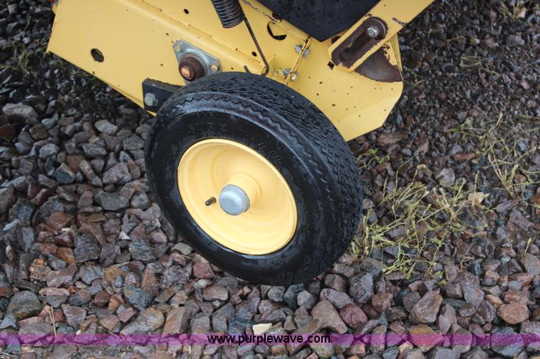 image for item G5184 2000 New Holland 688 round baler