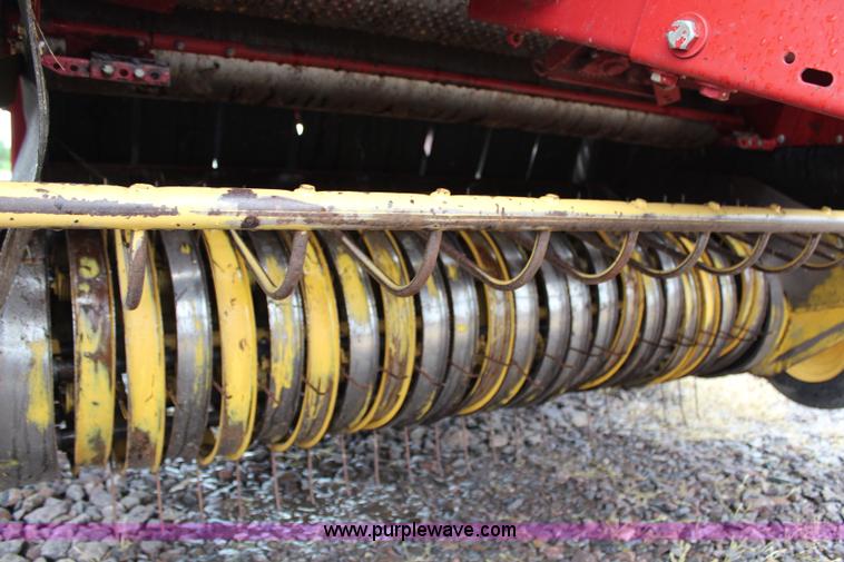 image for item G5184 2000 New Holland 688 round baler