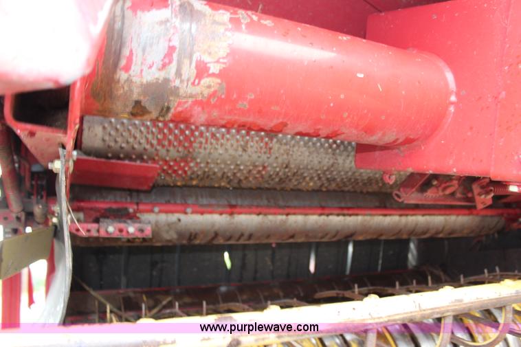 image for item G5184 2000 New Holland 688 round baler