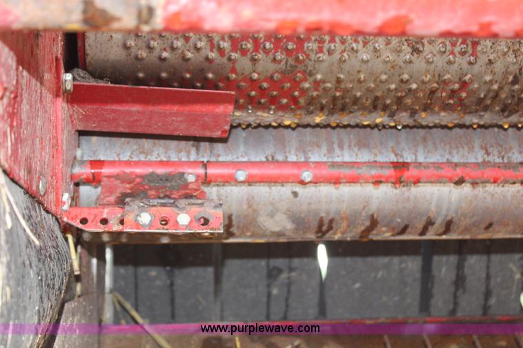 image for item G5184 2000 New Holland 688 round baler