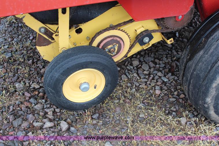 image for item G5184 2000 New Holland 688 round baler