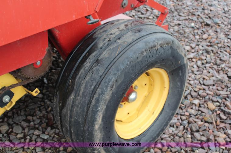 image for item G5184 2000 New Holland 688 round baler