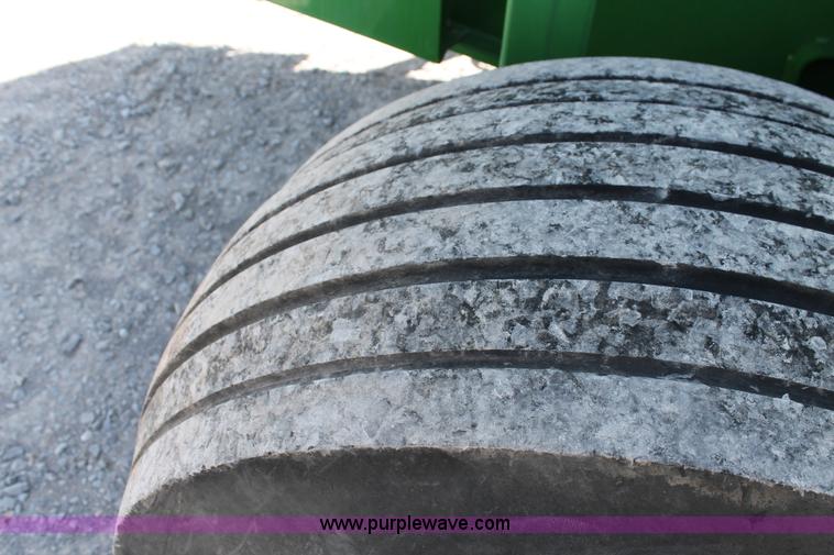 image for item G5738 2008 John Deere 568 round baler