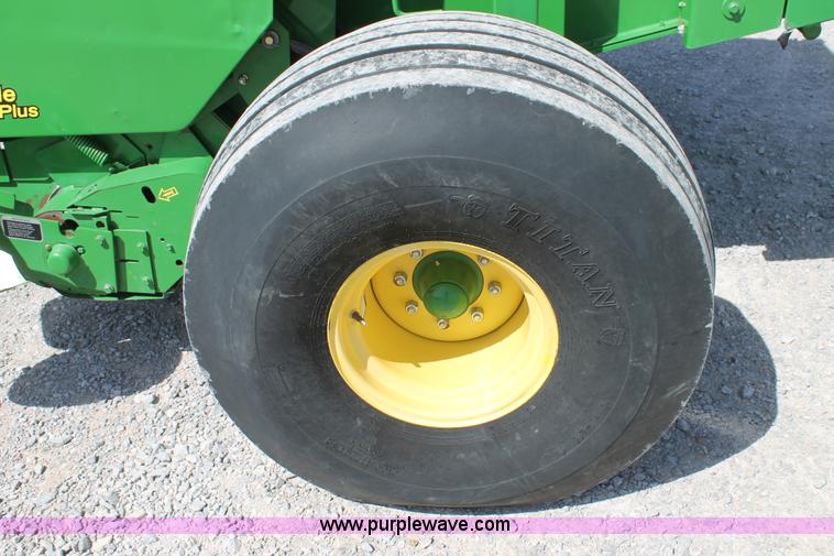 image for item G5738 2008 John Deere 568 round baler