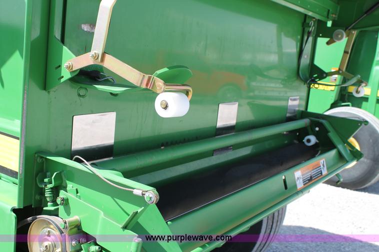 image for item G5738 2008 John Deere 568 round baler