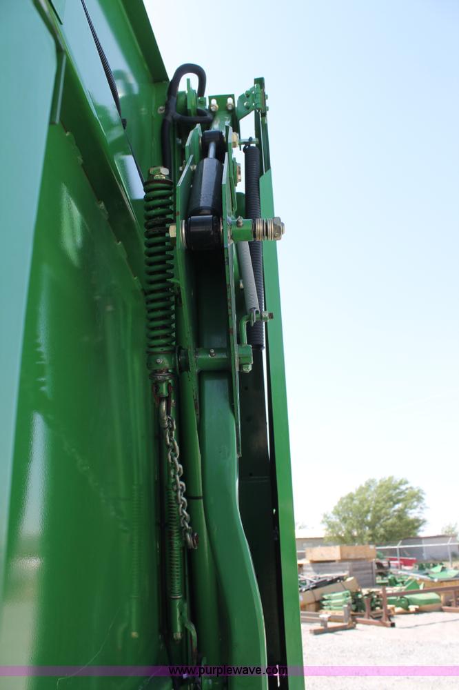 image for item G5738 2008 John Deere 568 round baler