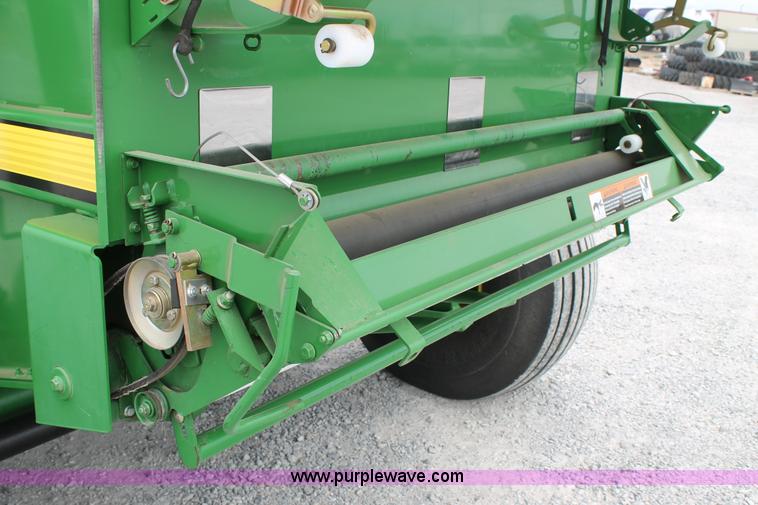 image for item G5744 2008 John Deere 568 round baler