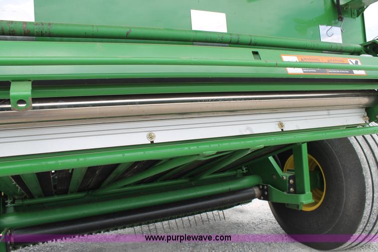 image for item G5744 2008 John Deere 568 round baler