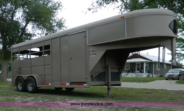 image for item G7872 1998 S&H three horse slant load trailer