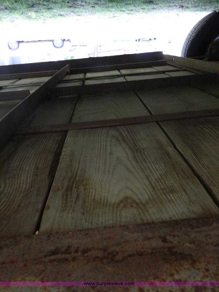 image for item G7872 1998 S&H three horse slant load trailer