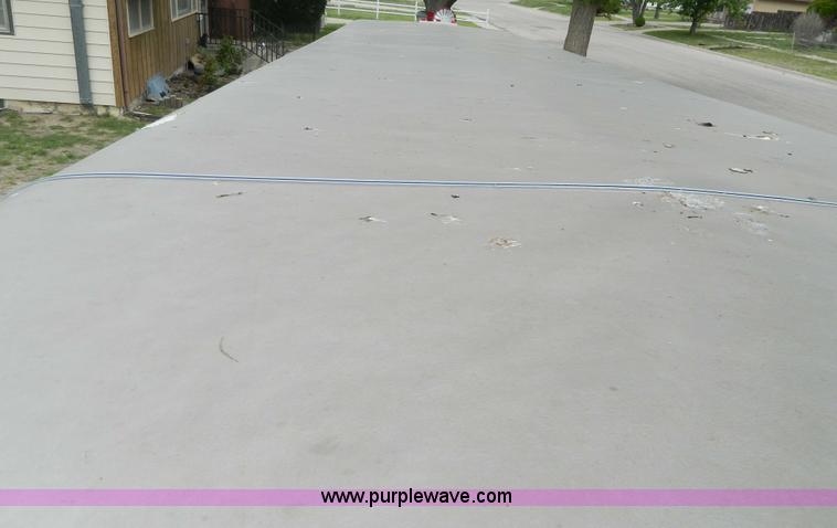 image for item G7872 1998 S&H three horse slant load trailer