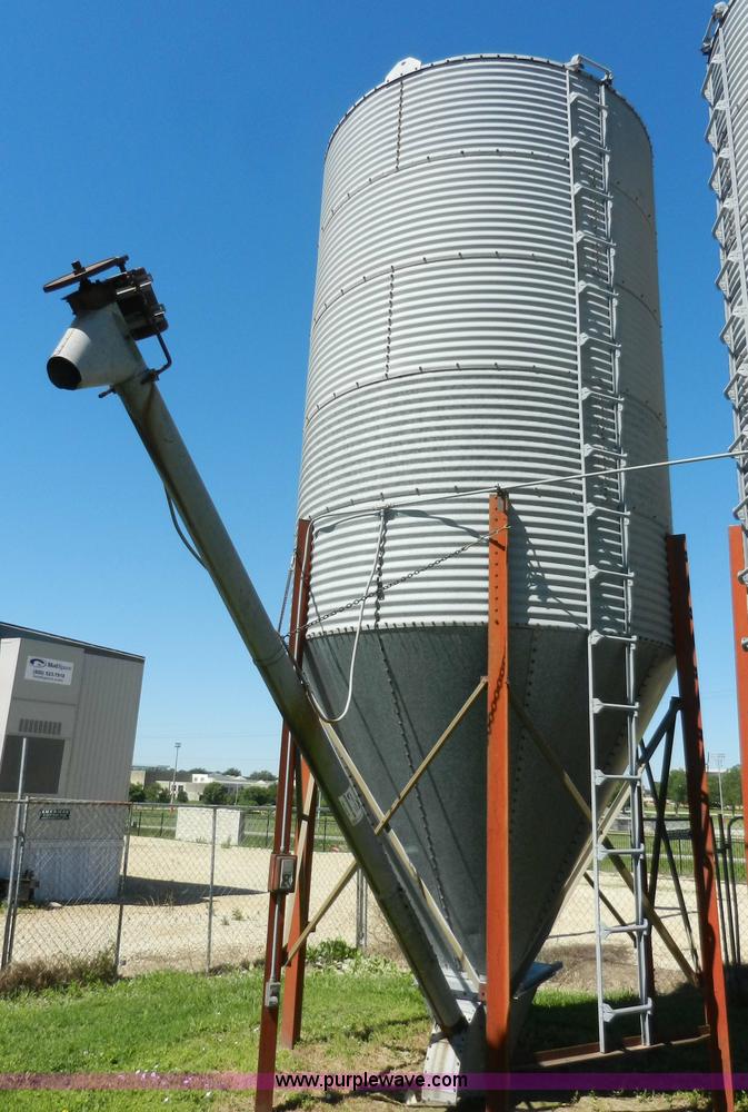 Bulk grain bin with auger in Manhattan, KS Item H3078 sold Purple Wave