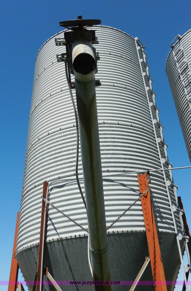 image for item H3078 Bulk grain bin with auger