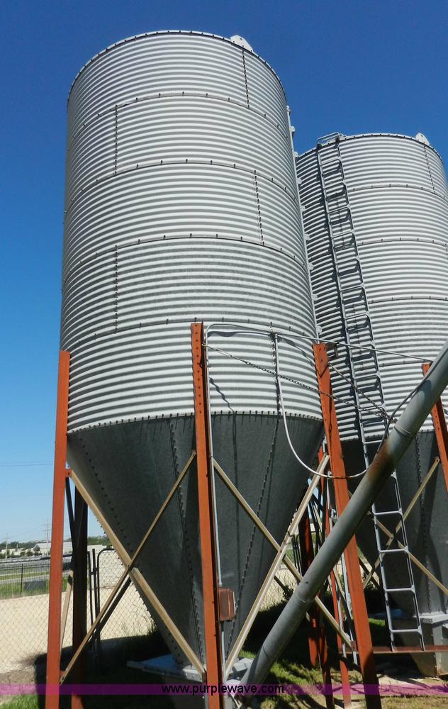 image for item H3078 Bulk grain bin with auger