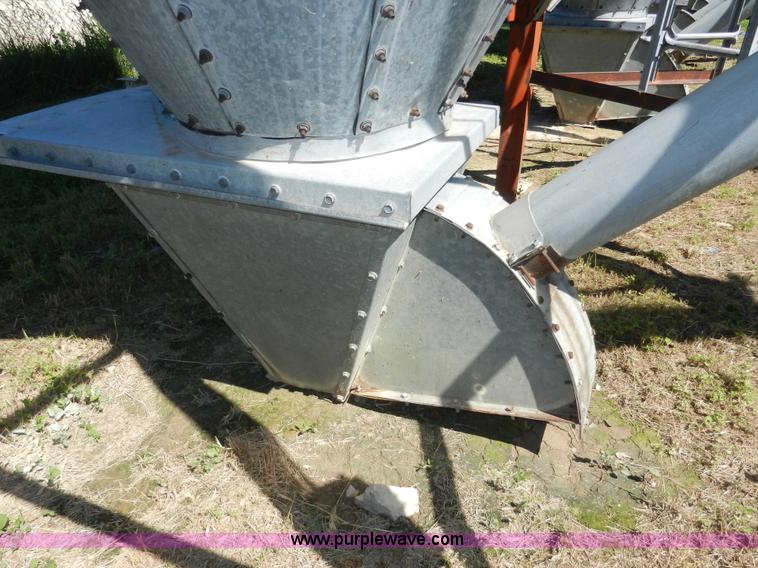 image for item H3078 Bulk grain bin with auger