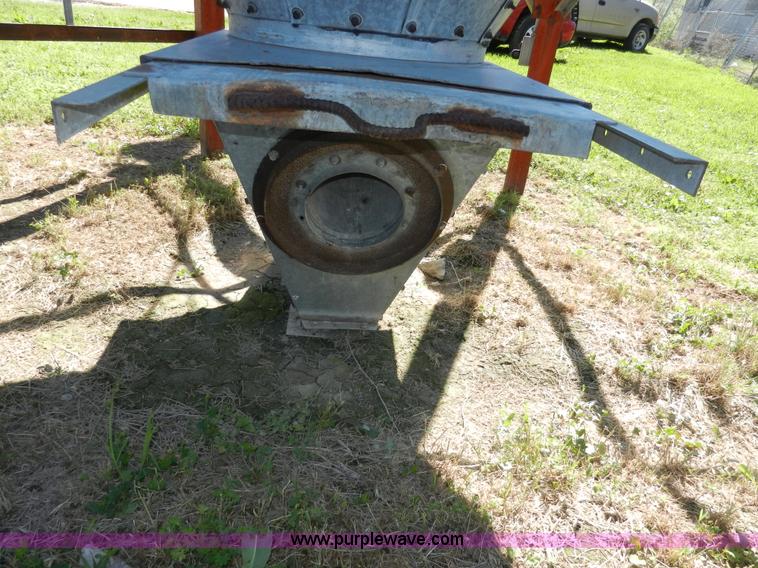 image for item H3078 Bulk grain bin with auger