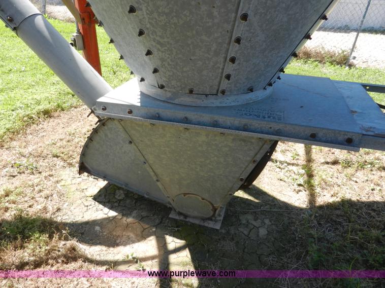 image for item H3078 Bulk grain bin with auger