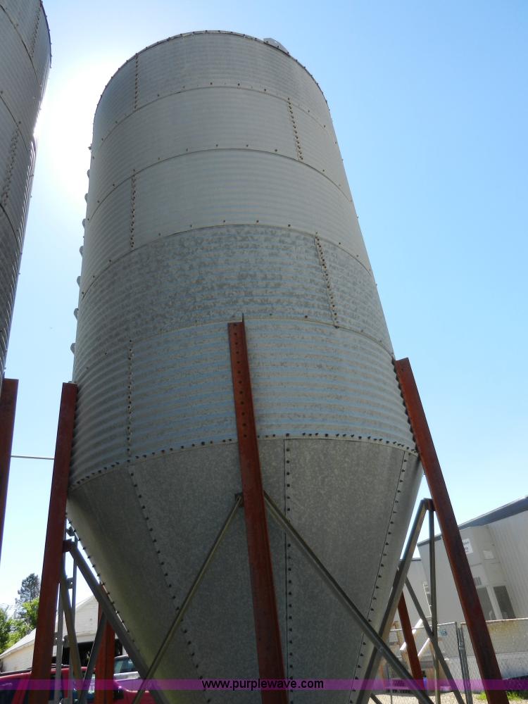 image for item H3078 Bulk grain bin with auger