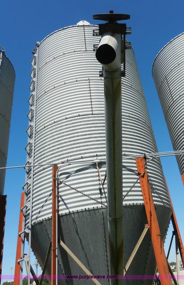 image for item H3079 Bulk grain bin with auger