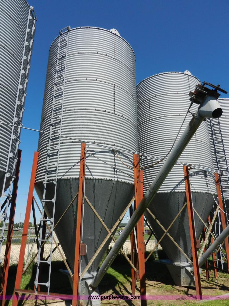image for item H3079 Bulk grain bin with auger