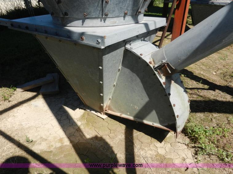image for item H3079 Bulk grain bin with auger