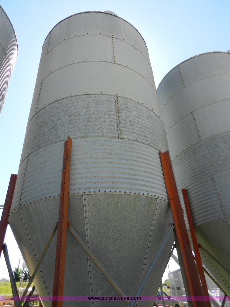 image for item H3079 Bulk grain bin with auger