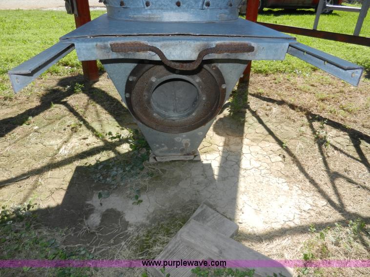 image for item H3079 Bulk grain bin with auger