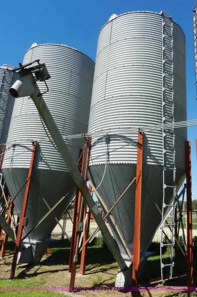 image for item H3080 Bulk grain bin with auger