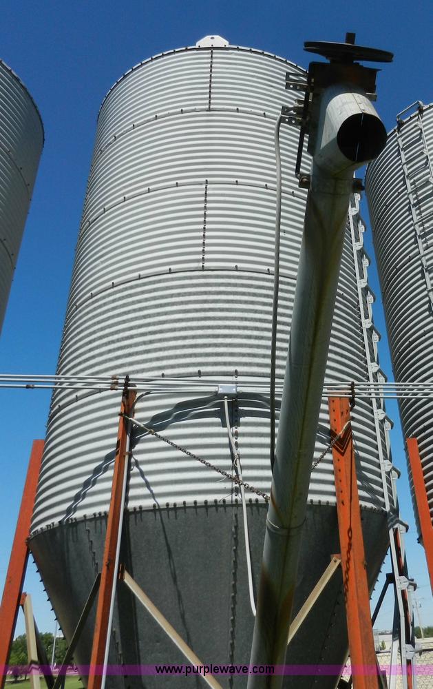 image for item H3080 Bulk grain bin with auger