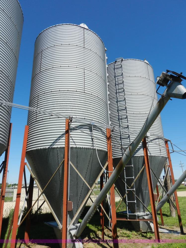 image for item H3080 Bulk grain bin with auger