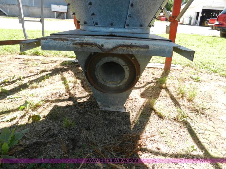 image for item H3080 Bulk grain bin with auger