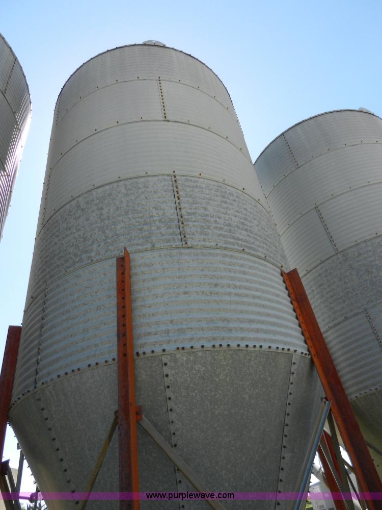 image for item H3080 Bulk grain bin with auger