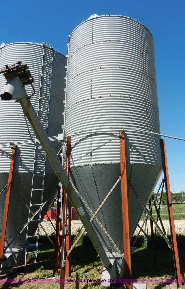 image for item H3081 Bulk grain bin with auger
