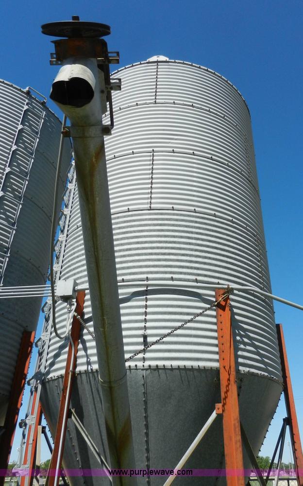 image for item H3081 Bulk grain bin with auger