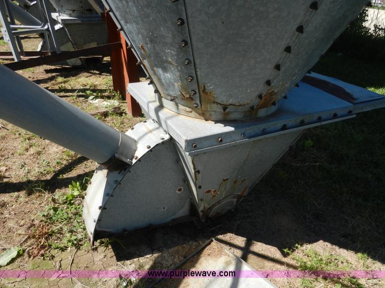 image for item H3081 Bulk grain bin with auger