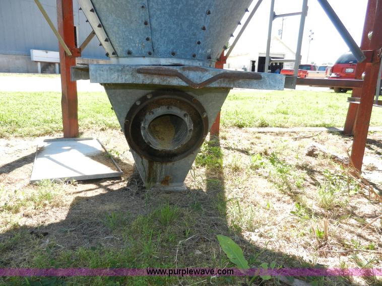 image for item H3081 Bulk grain bin with auger