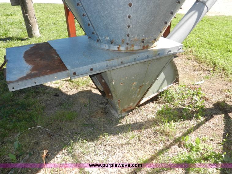 image for item H3081 Bulk grain bin with auger