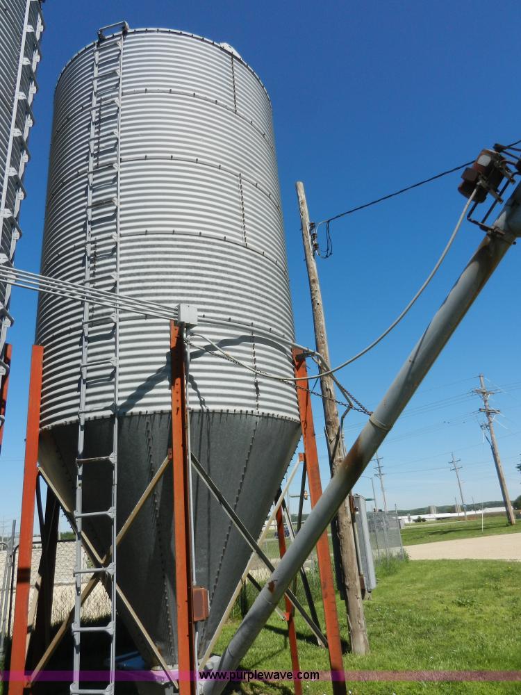 image for item H3081 Bulk grain bin with auger