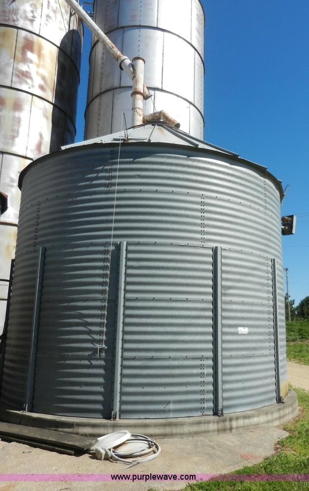 image for item H3085 (3) bulk grain storage bins