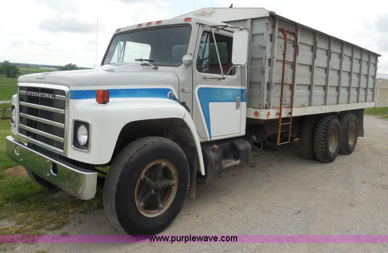image for item H3168 1979 International 1824 grain truck
