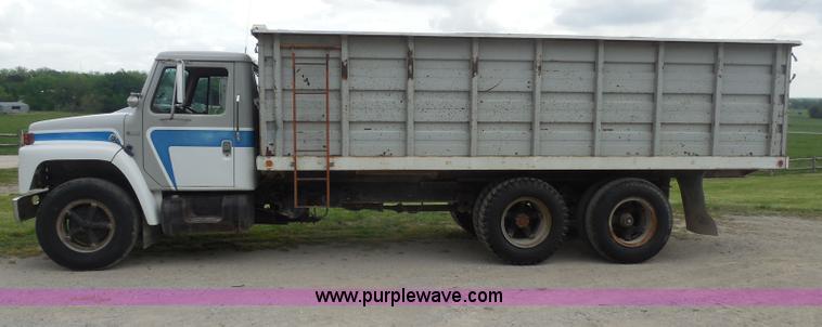 image for item H3168 1979 International 1824 grain truck