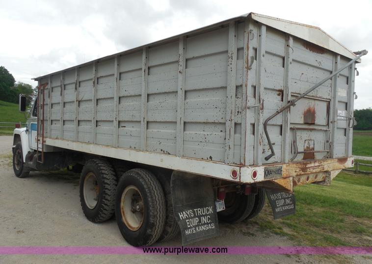 image for item H3168 1979 International 1824 grain truck
