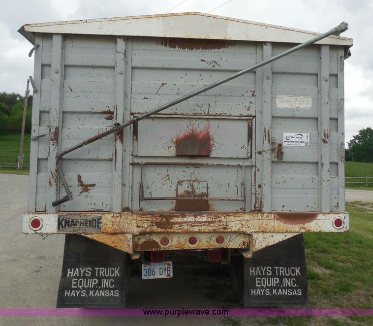 image for item H3168 1979 International 1824 grain truck