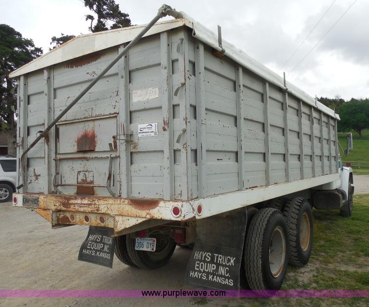 image for item H3168 1979 International 1824 grain truck