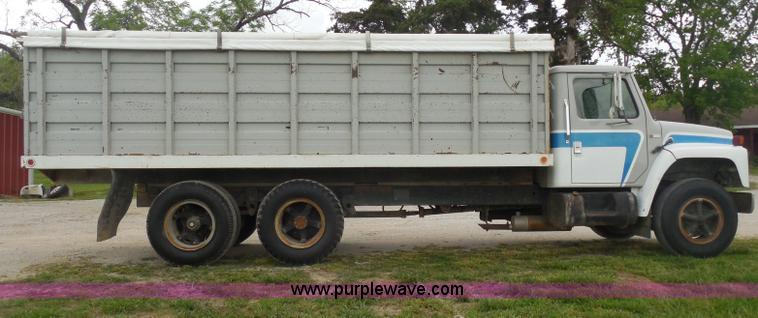 image for item H3168 1979 International 1824 grain truck