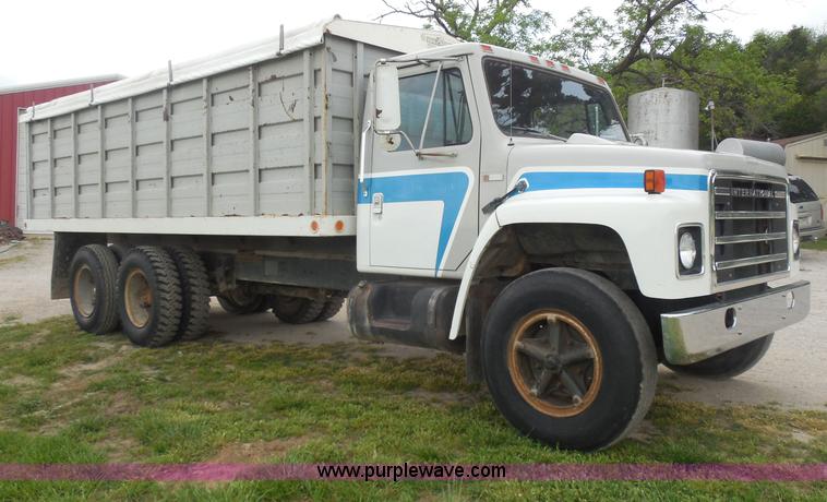 image for item H3168 1979 International 1824 grain truck