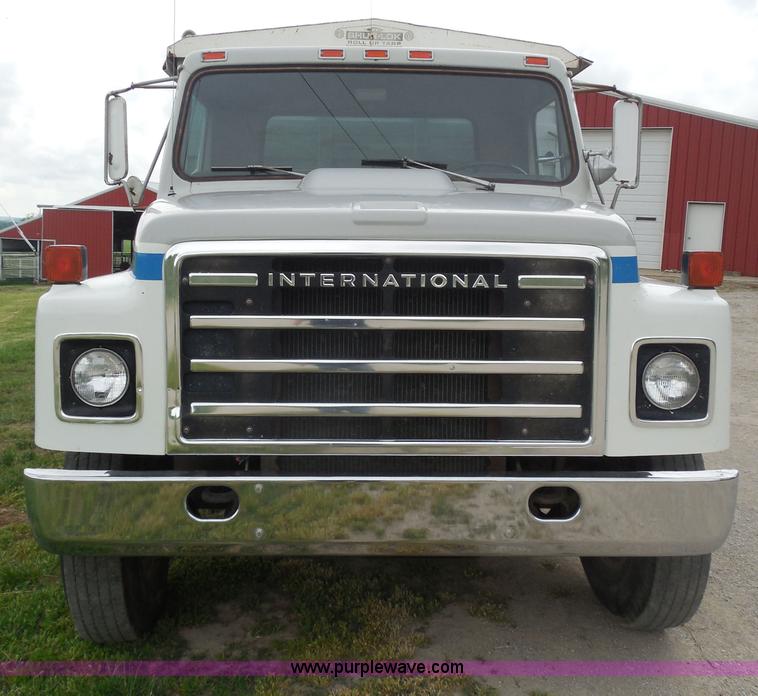 image for item H3168 1979 International 1824 grain truck