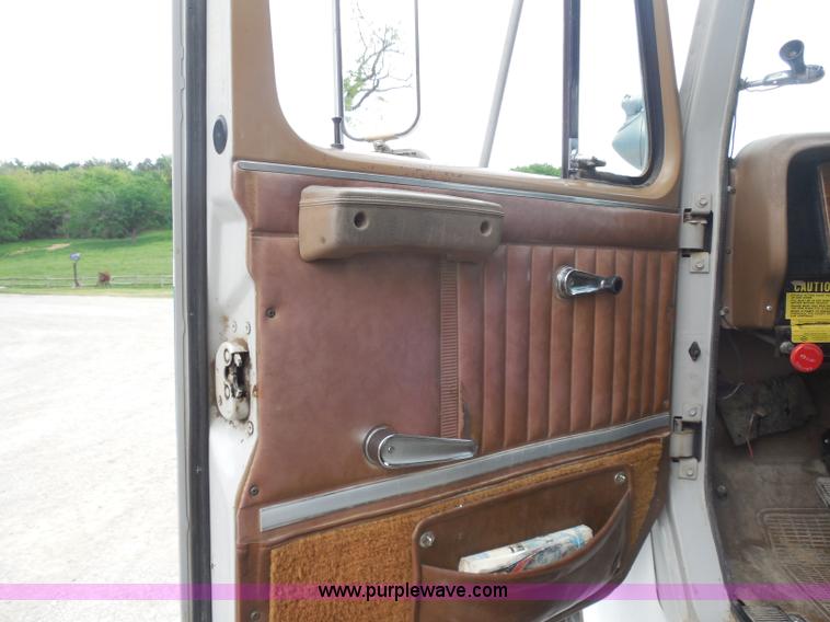 image for item H3168 1979 International 1824 grain truck
